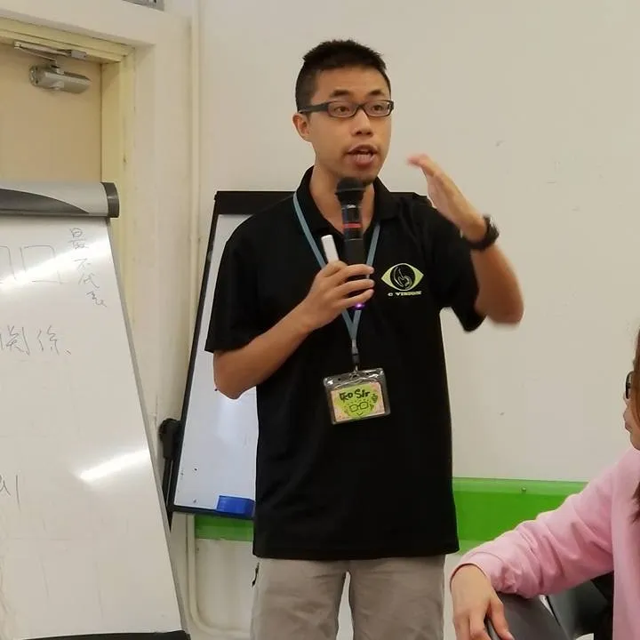 知 Sir 拿著麥克風在白板前帶團隊動力課